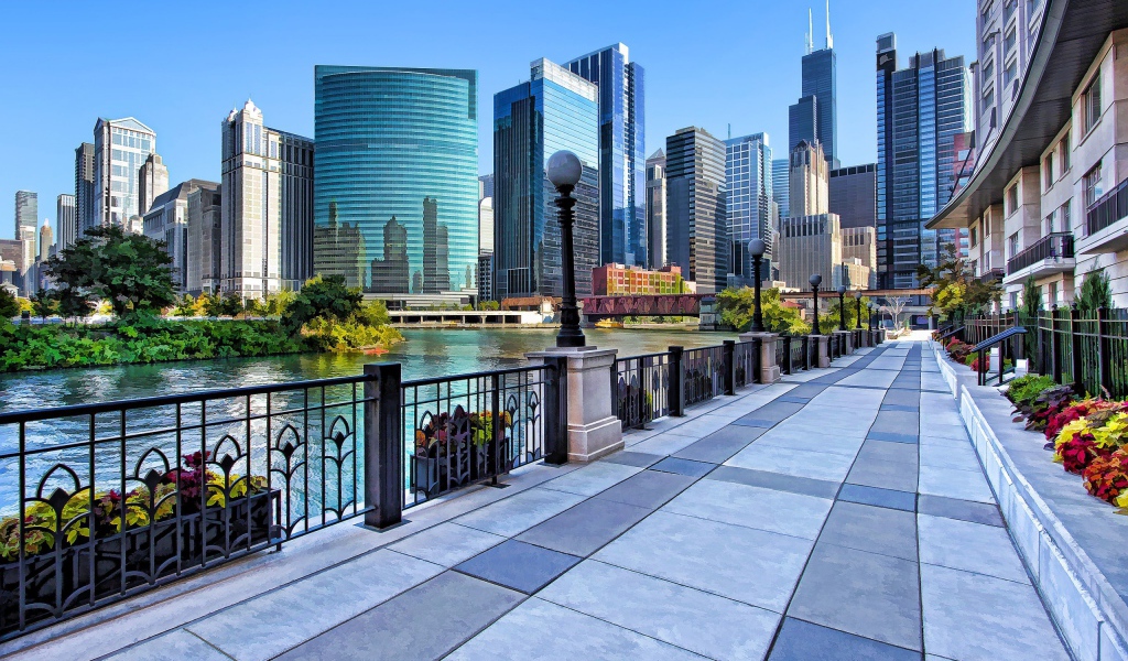 Пешеходная набережная в большом городе