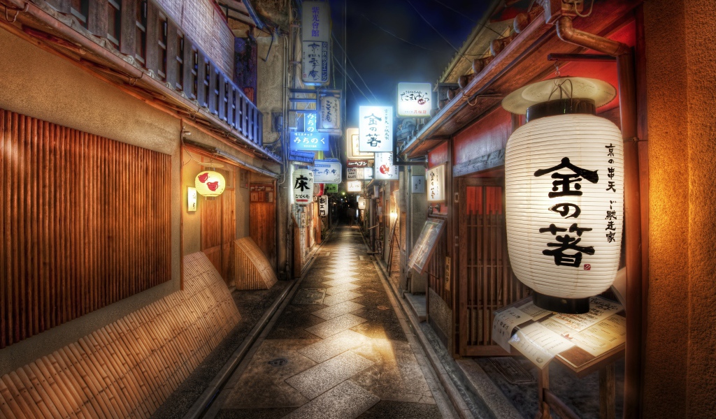 Торговая улица в японском городе ночью