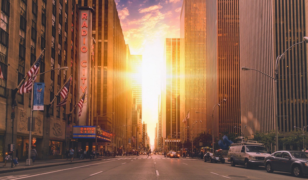 Солнце между небоскребами Манхеттена