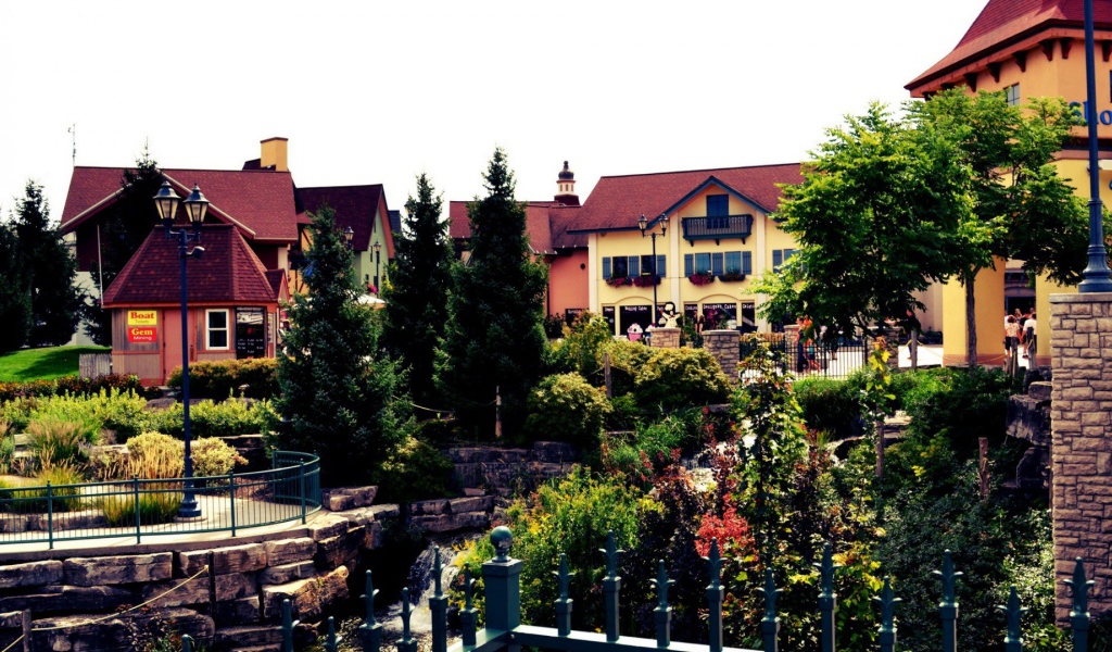 Городок утопает в зелени