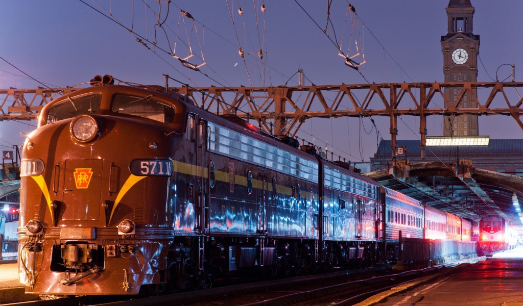 Поезд отправляется с вокзала