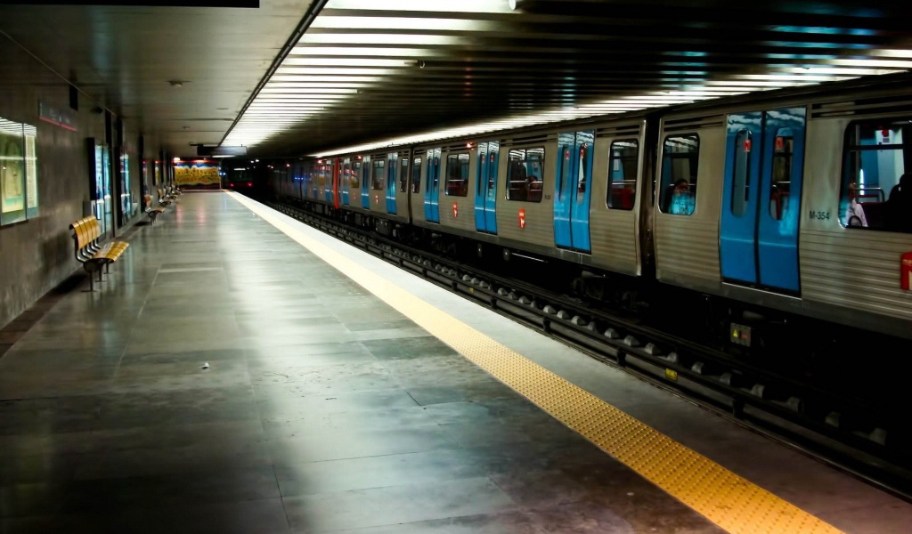 Поезд стоит на станции метро