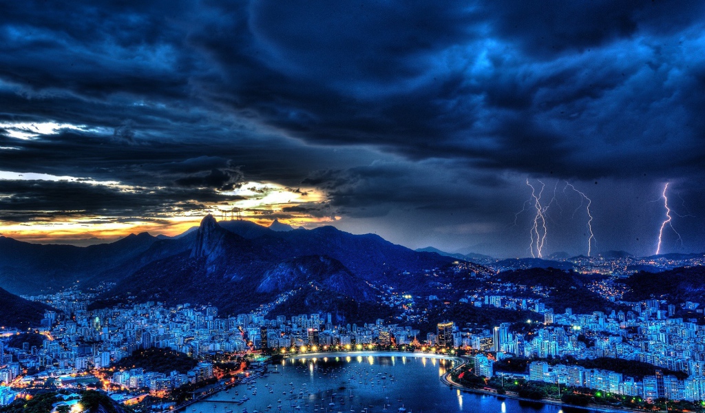 Гроза над городом после заката солнца