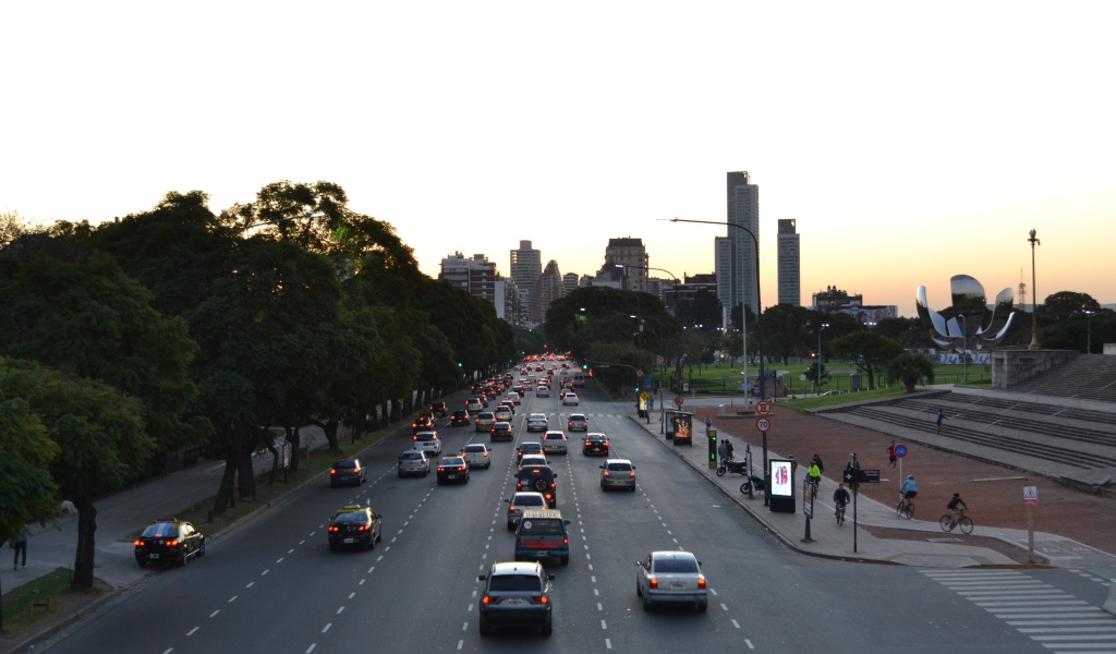 Движение на шоссе в Буэнос-Айресе