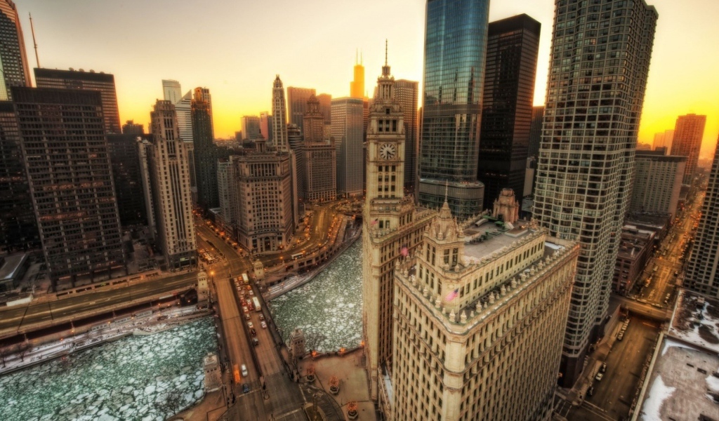 Зимняя река среди небоскребов