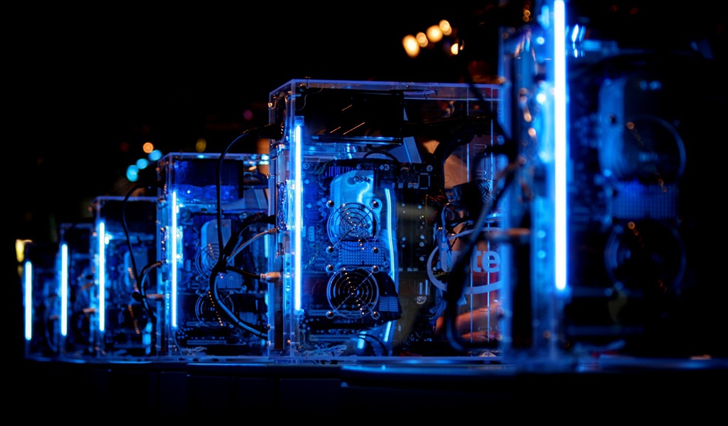 Голубая подсветка компьютеров Intel в дата центре