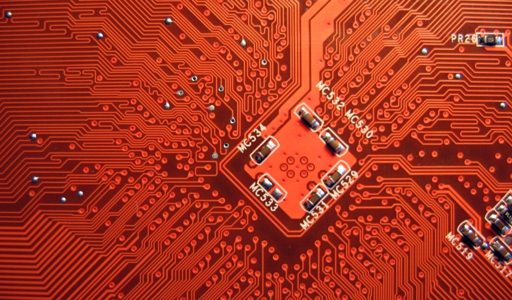 Компьютерная плата красного цвета