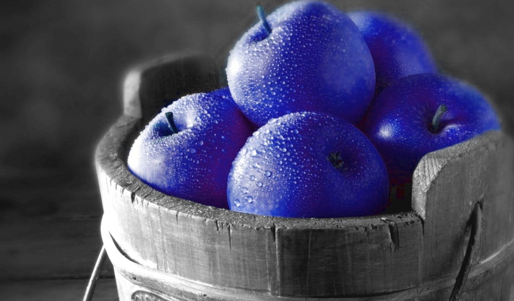 Ведро из дерева с синими яблоками