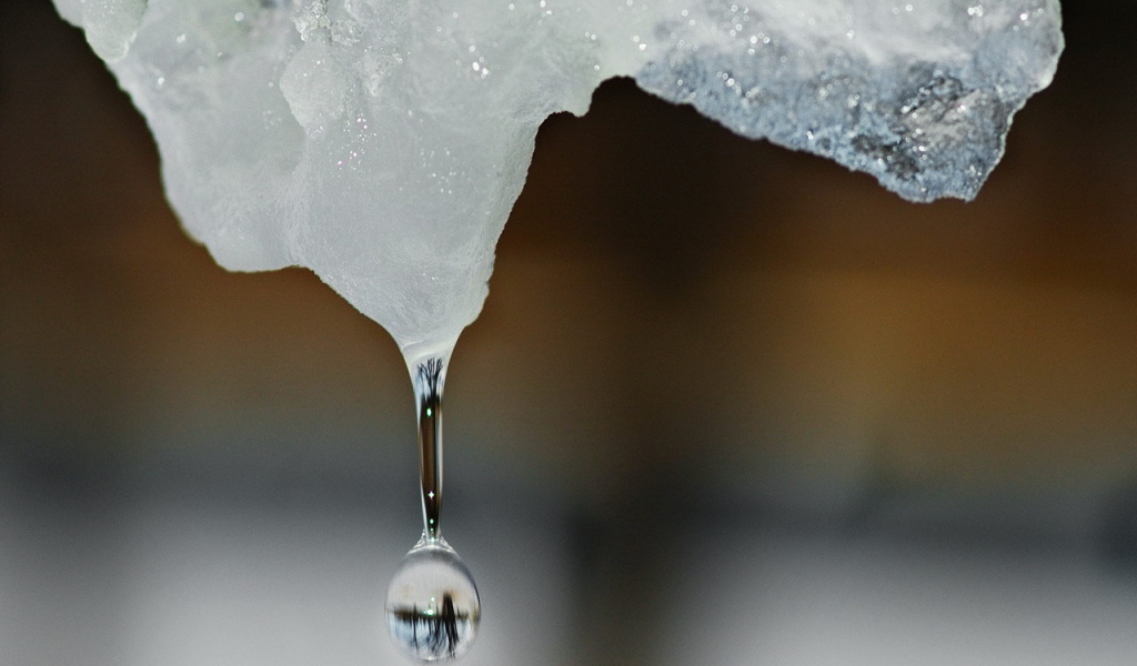 Капля воды падает с льдины