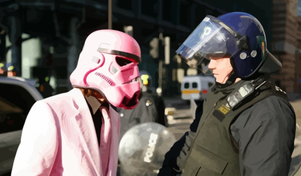 Полицейский и человек в розовой маске Дарта Вейдера