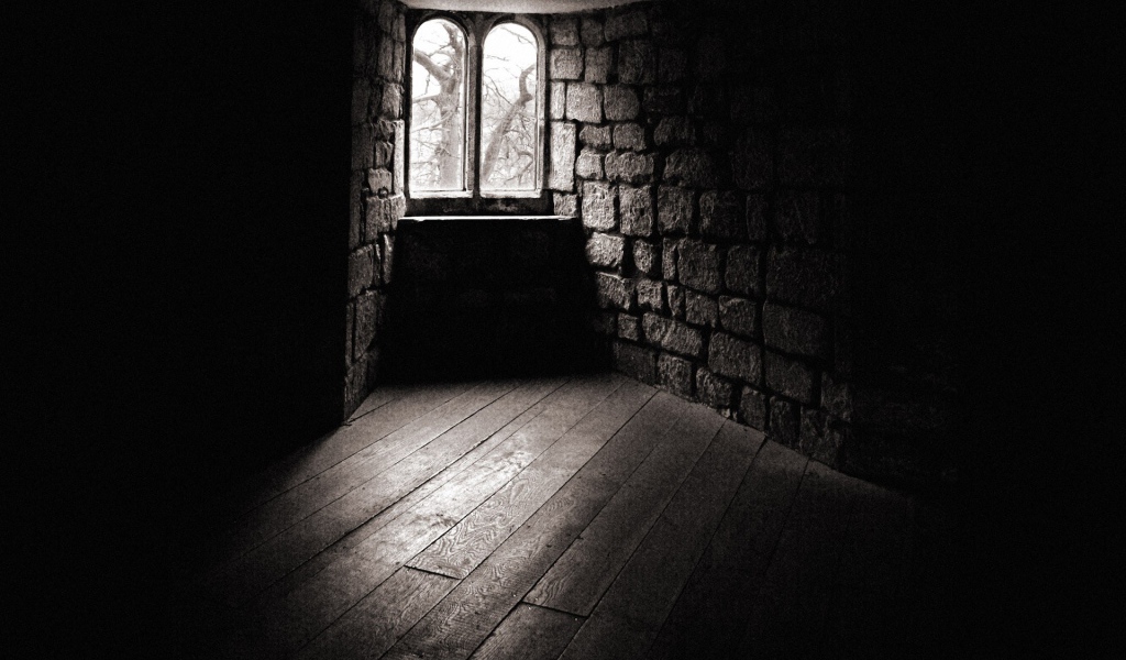 Маленькое окошко в каменных стенах