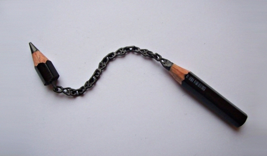 Произведение искусства из черного карандаша