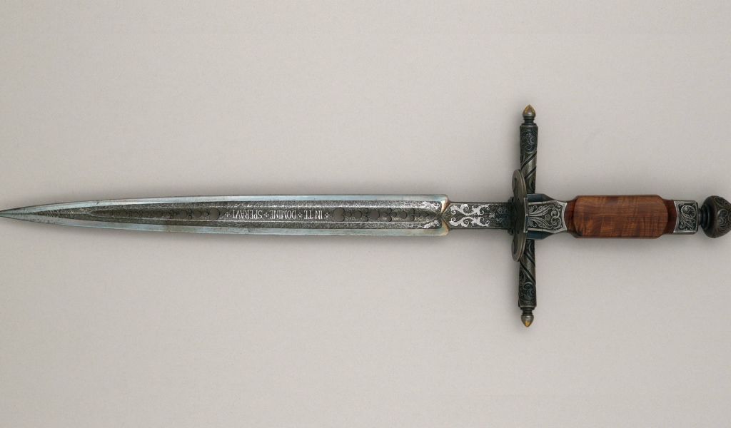 Старинный клинок с резьбой