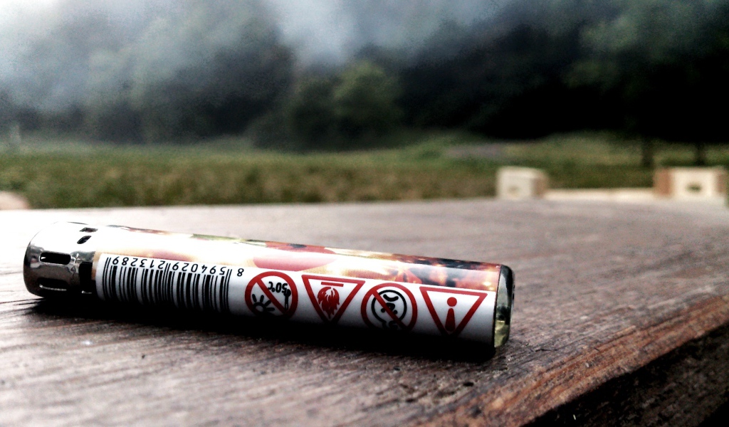 Баллончик зажигалки на доске