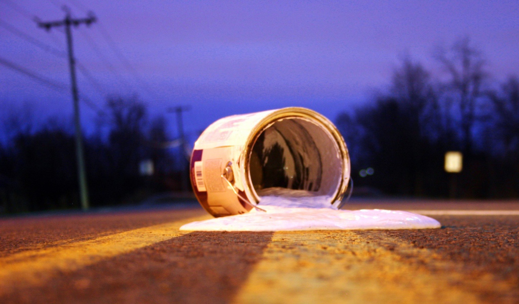 Банка краски на асфальте