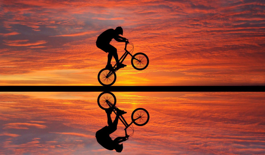 Езда на велосипеде на фоне заката