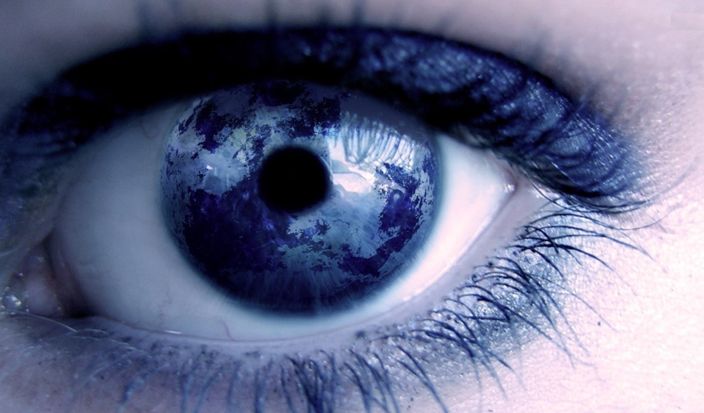 Голубая планета отражается в глазу