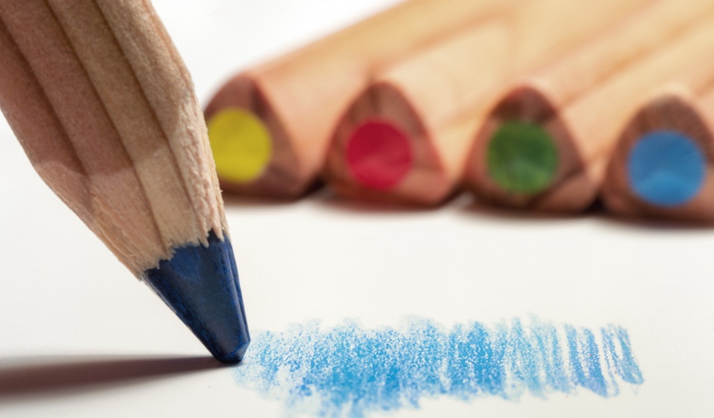 Карандаш синего цвета рисует по бумаге