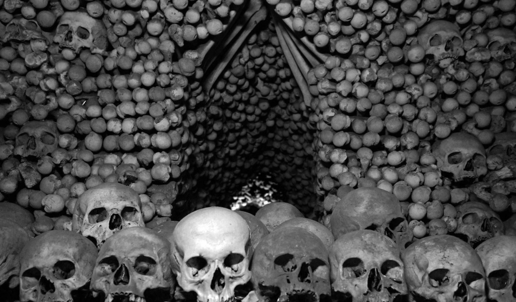 Кости и черепа в склепе