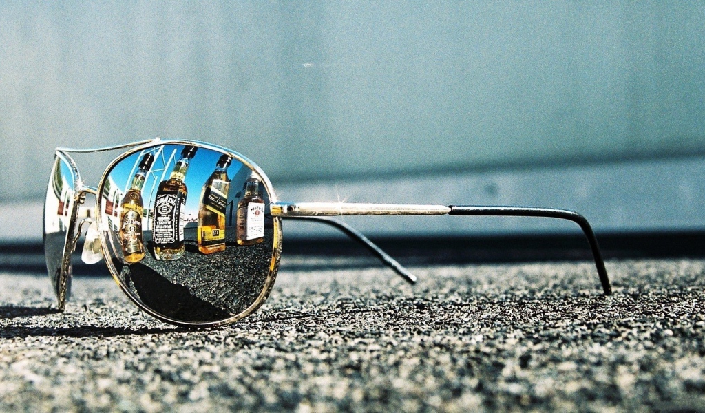 Бутылки с алкоголем отражаются в очках