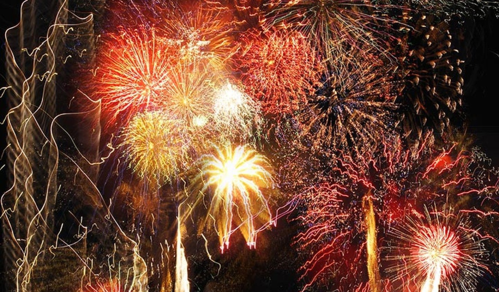 Яркий новогодний фейерверк