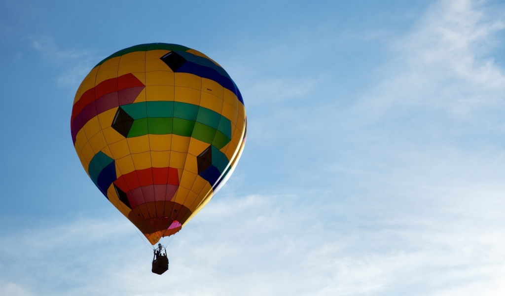 Яркий воздушный шар в небе