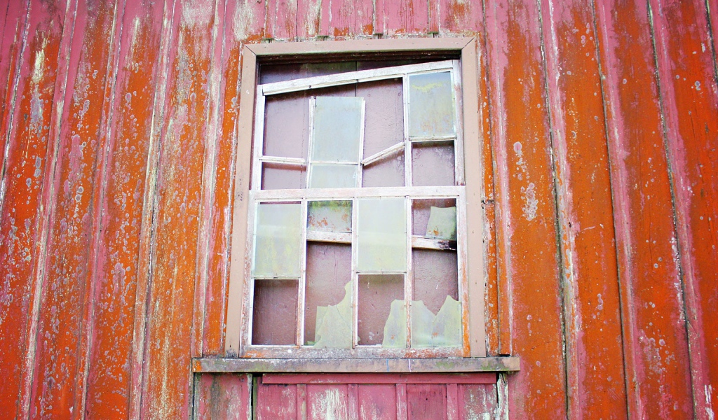 Разбитое окно в доме