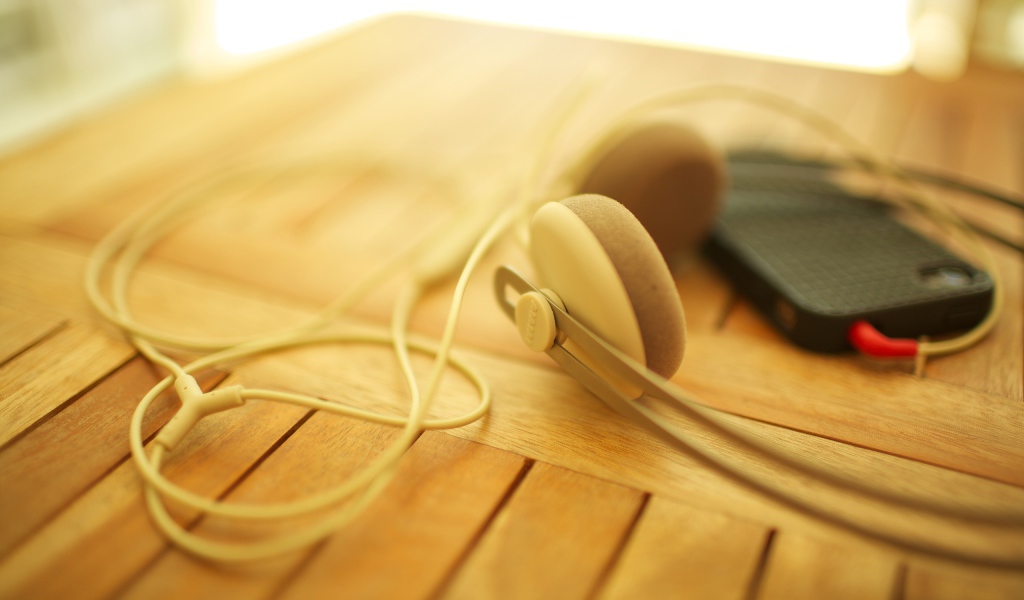 Коричневые наушники на деревянном столе