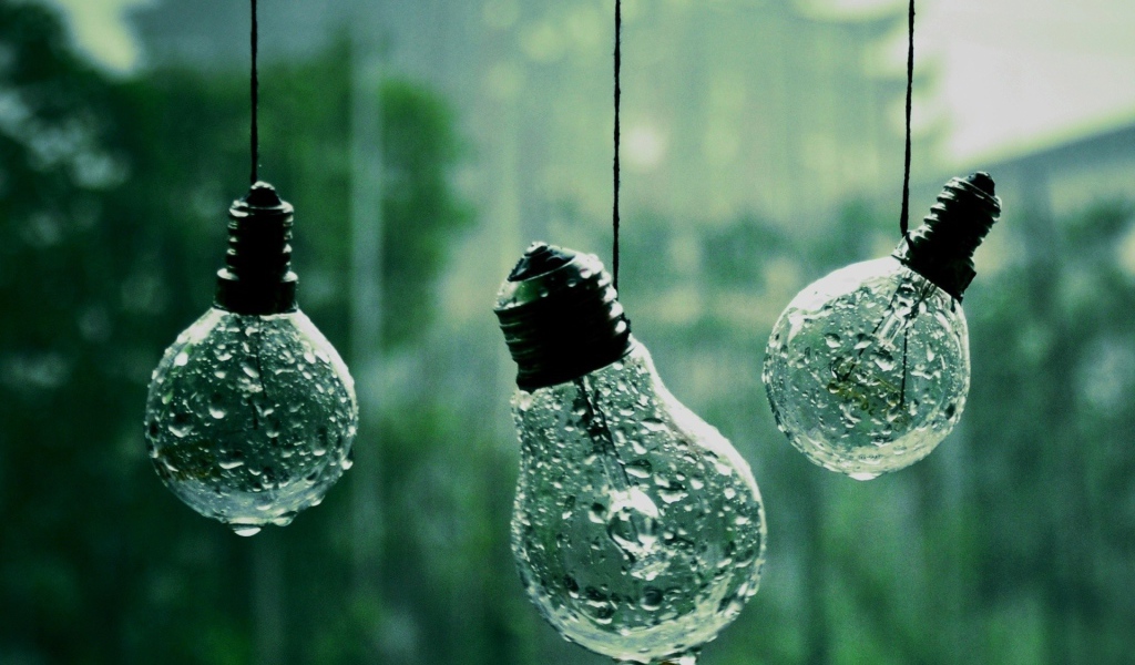 Лампочки висят на веревках под дождем