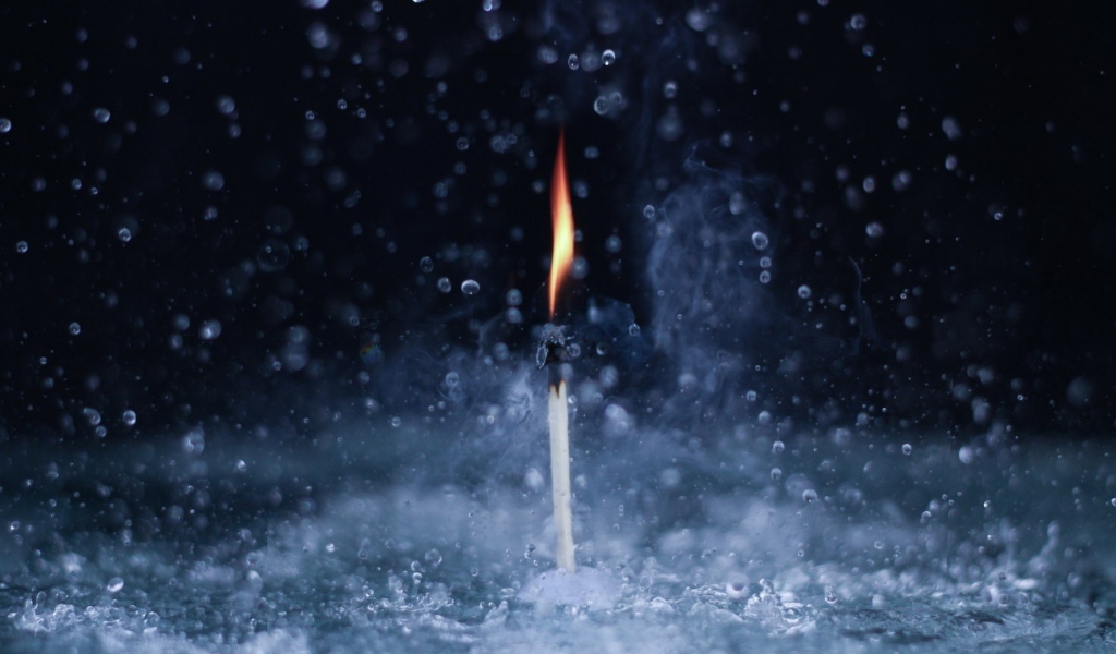 Горящая спичка под дождем