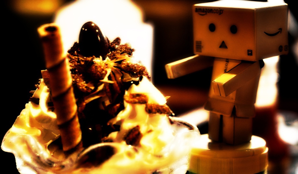 Картонный человечек смотрит на пирожное