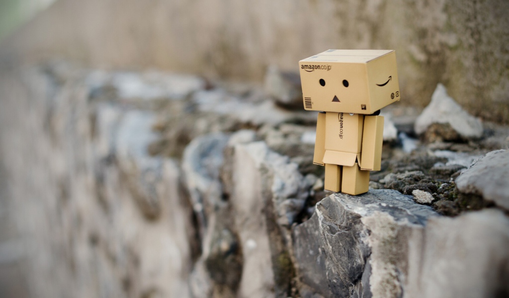 Картонный человечек на скале