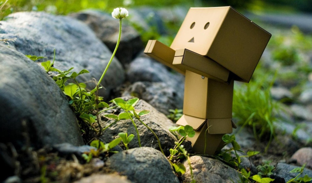 Картонный человечек радуется цветку