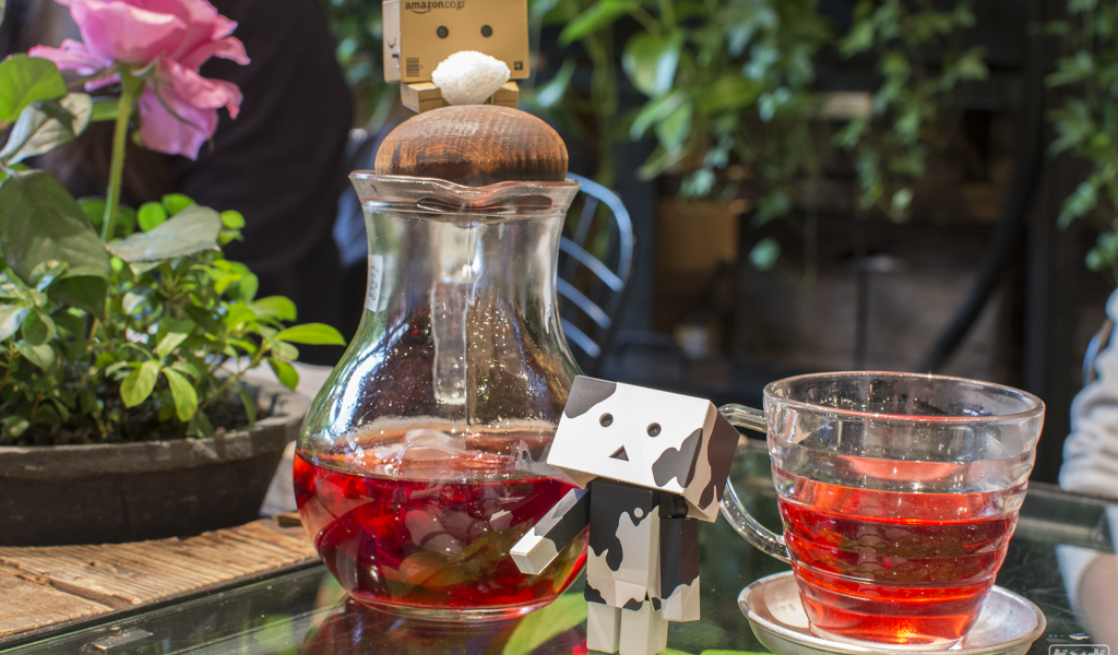 Картонные человечки на столе