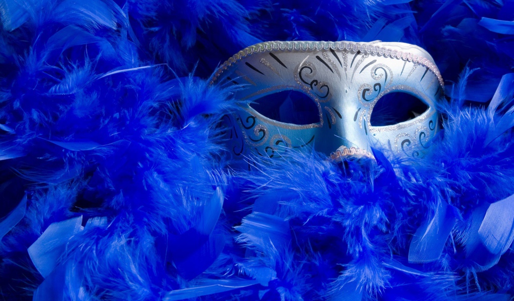 Карнавальная маска в синих перьях