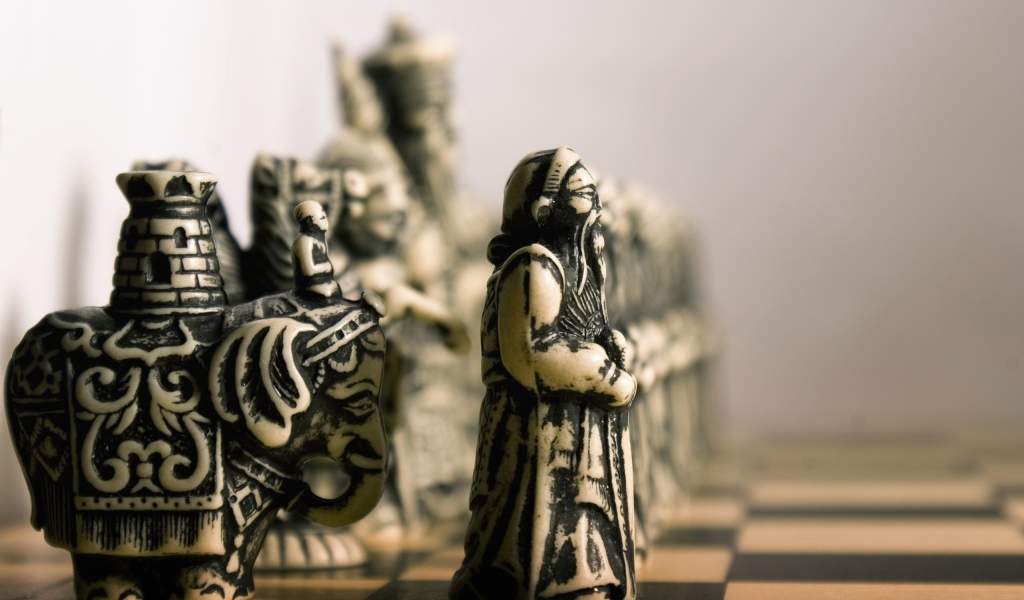 Шахматные фигурки из слоновой кости