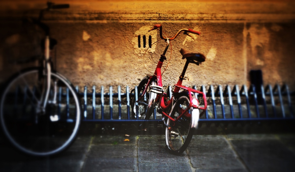 Детский велосипед в стойке