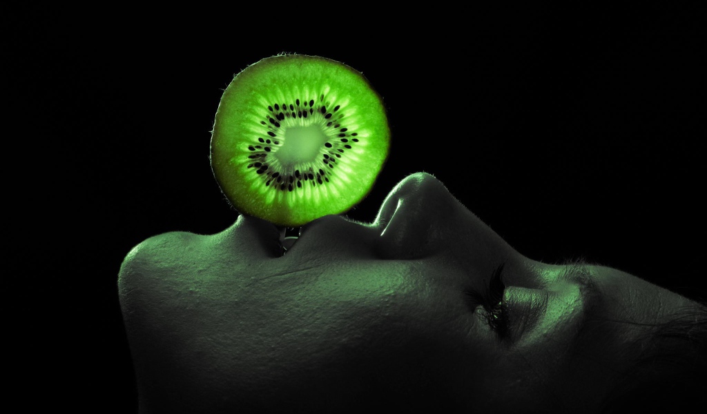 Кружок киви на лице у девушки