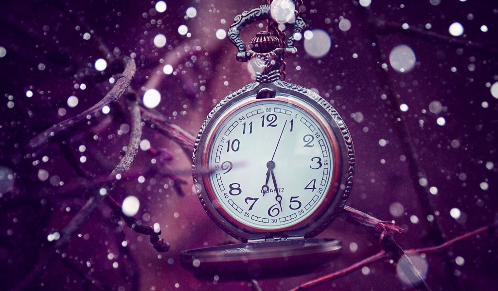 Часы среди снежинок