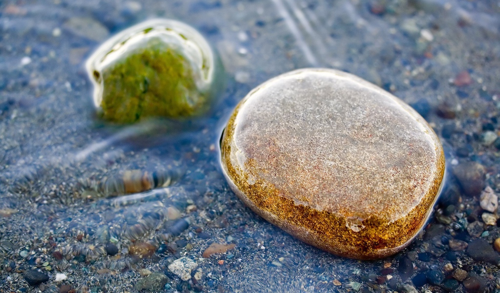 Крупный план капель воды на песке
