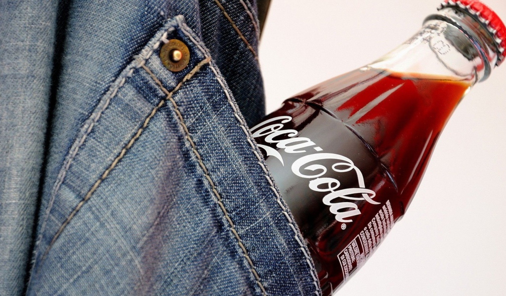 Бутылка Кока-Колы в кармане джинс