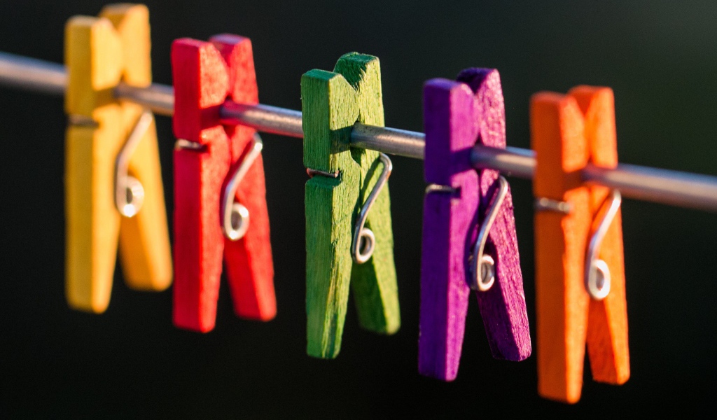 Разноцветные прищепки на проводе
