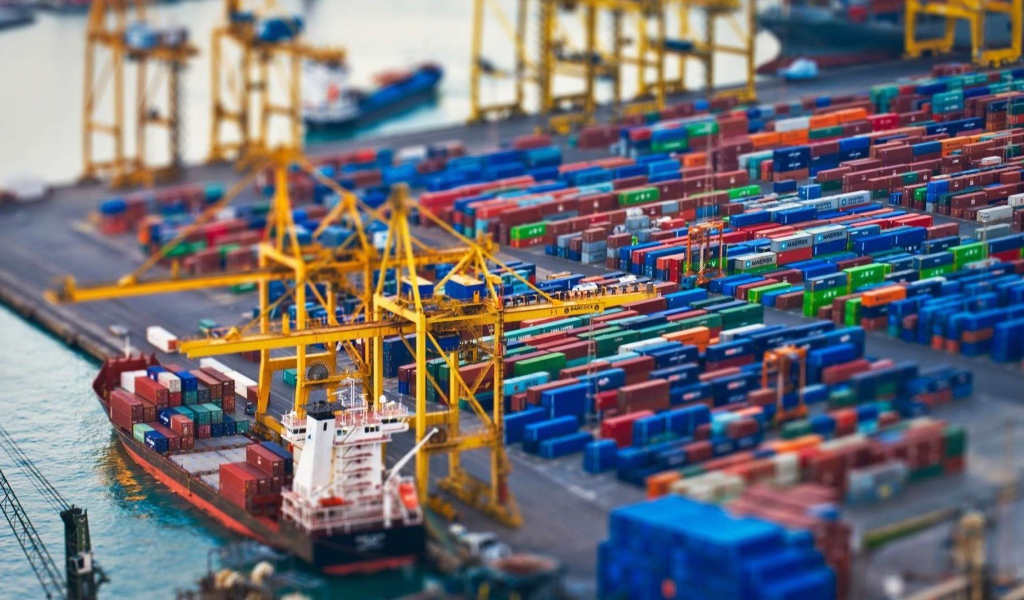 Контейнеры в грузовом порту