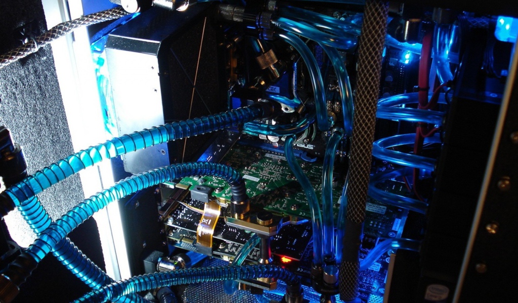 Трубки охлаждения мощного компьютера