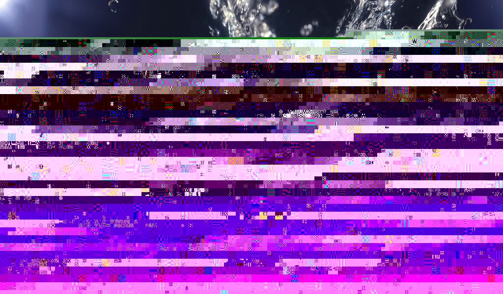 Пробка вылетает из бутылки шампанского