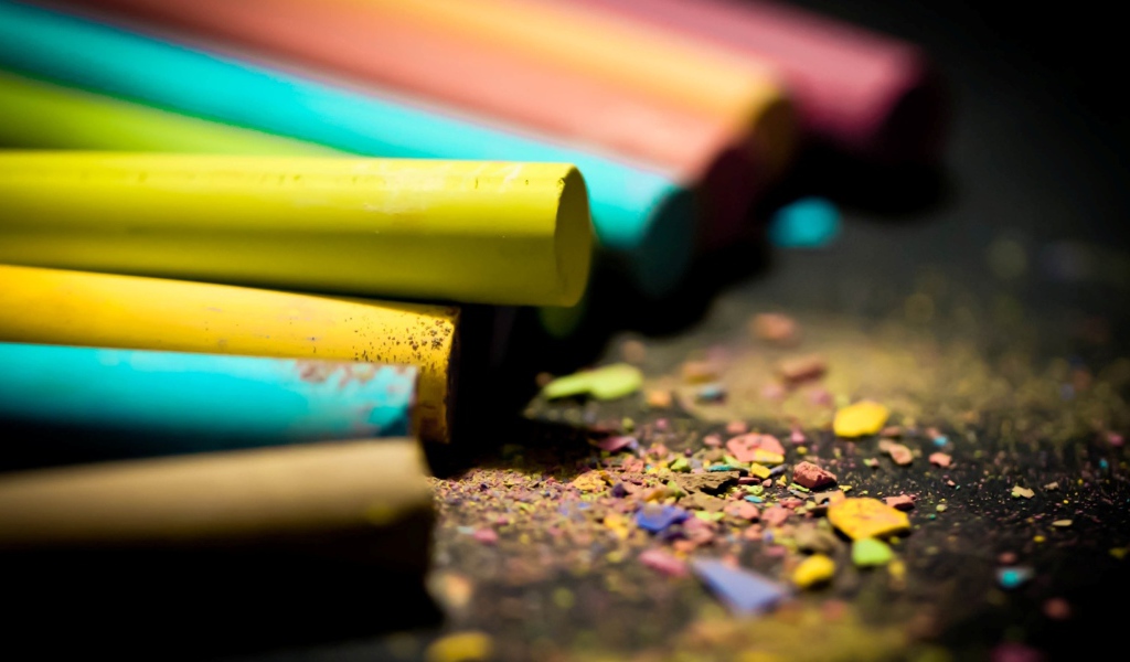 Крошка из разноцветных мелков