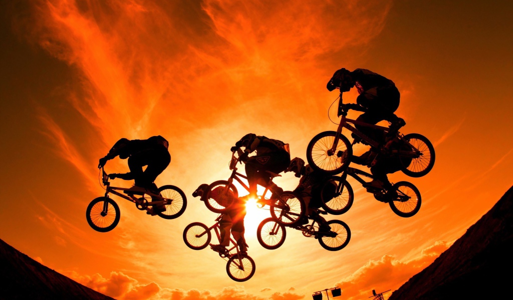 Велосипедисты на фоне солнца