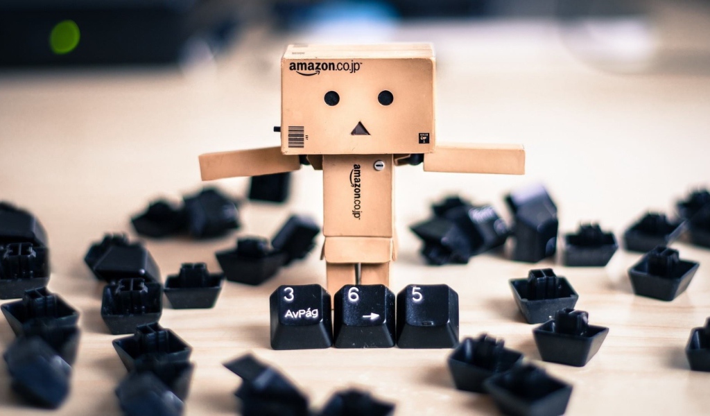 Дандо среди кнопок клавиатуры