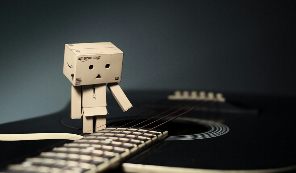 Дандо на черной гитаре