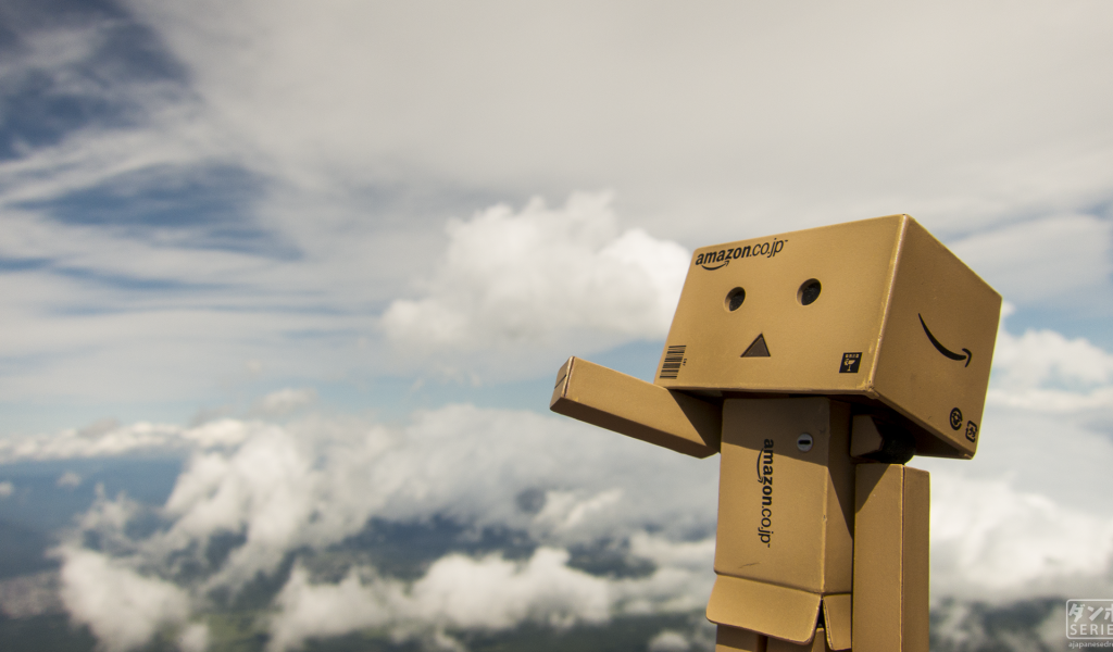 Дандо на фоне облаков